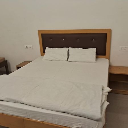 Hotel Rk Lawns Gonda Zewnętrze zdjęcie